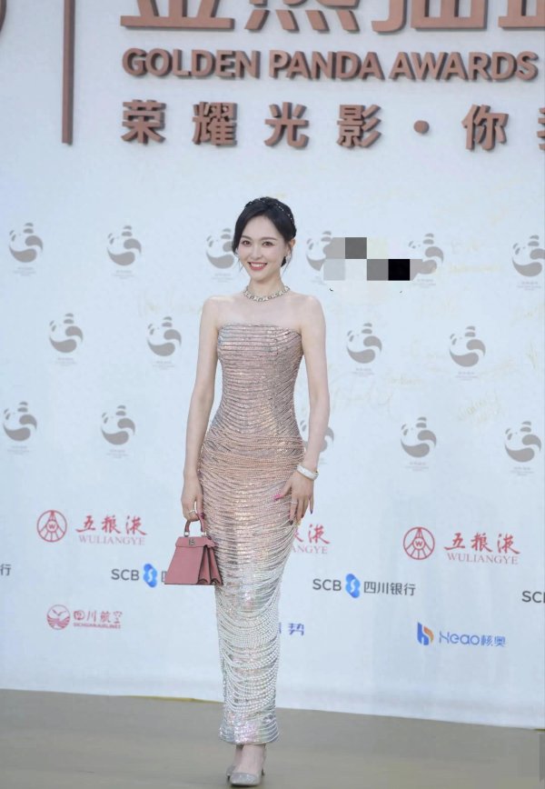 广盛配资 金熊猫奖红毯, 唐嫣和佟丽娅精心打扮, 却被70岁的赵雅芝抢了风头