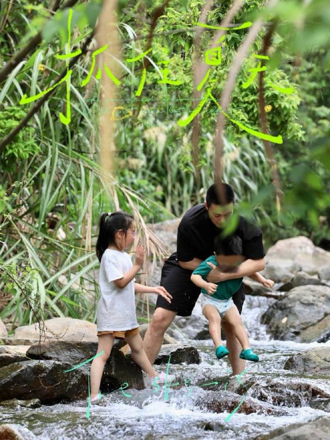 周一围带儿子女儿吃饭 穿搭随性和店员热聊接地气