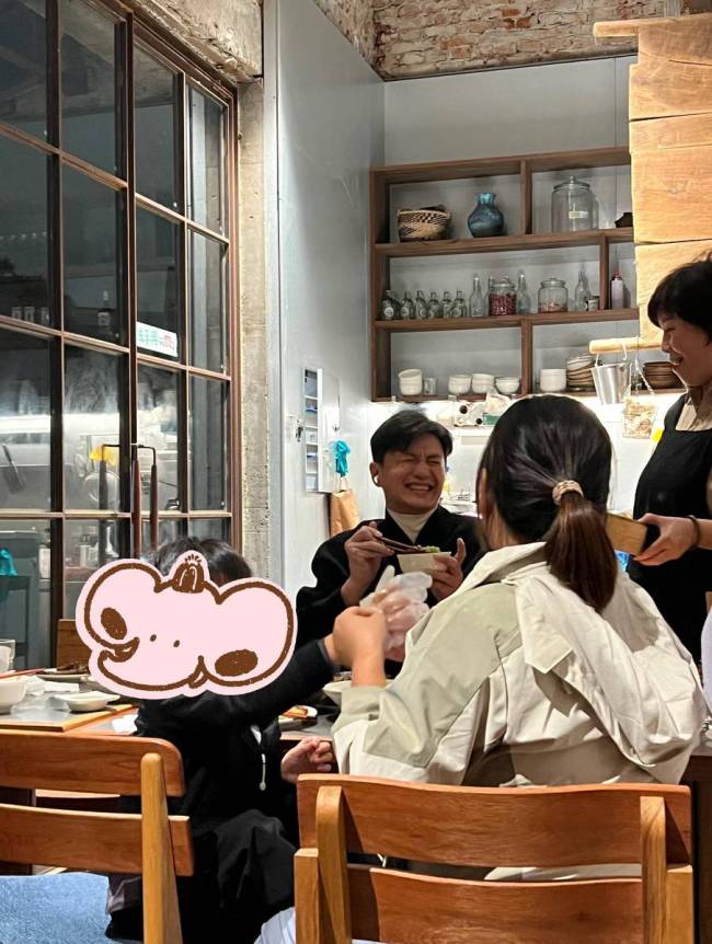 周一围带儿子女儿吃饭 穿搭随性和店员热聊接地气