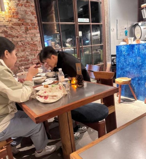 鼎泽配资 周一围带儿子女儿吃饭 穿搭随性和店员热聊接地气