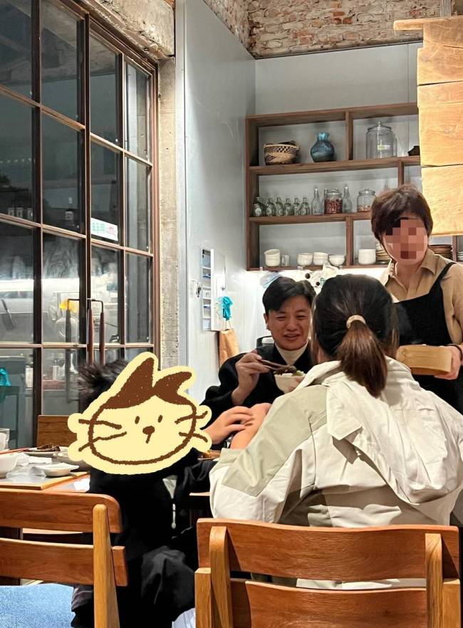 周一围带儿子女儿吃饭 穿搭随性和店员热聊接地气