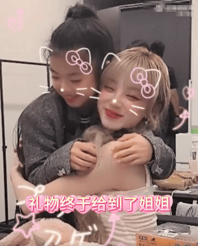 章子怡晒陪娃追星vlog！女儿与宋雨琦合影超开心