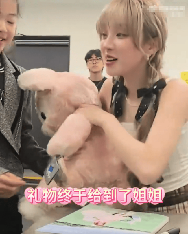 章子怡晒陪娃追星vlog！女儿与宋雨琦合影超开心