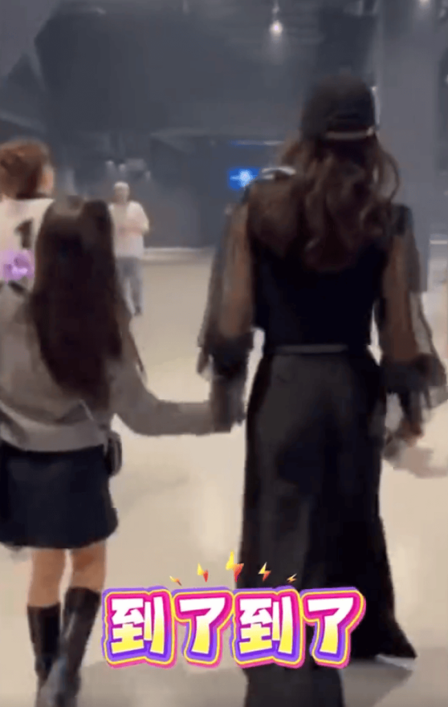 章子怡晒陪娃追星vlog！女儿与宋雨琦合影超开心