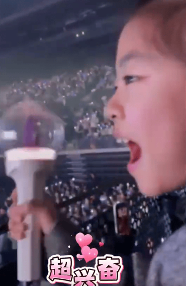 章子怡晒陪娃追星vlog！女儿与宋雨琦合影超开心