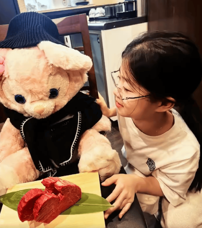 章子怡晒陪娃追星vlog！女儿与宋雨琦合影超开心