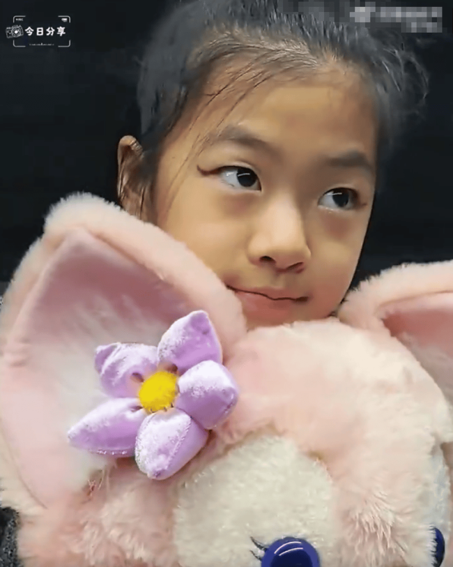 章子怡晒陪娃追星vlog！女儿与宋雨琦合影超开心