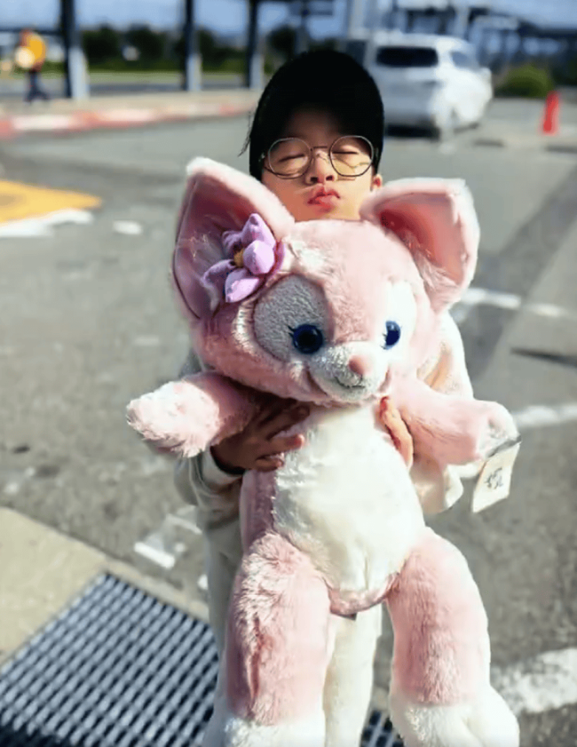 章子怡晒陪娃追星vlog！女儿与宋雨琦合影超开心