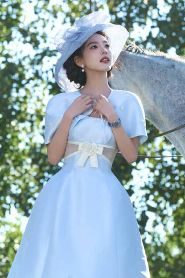 章若楠穿白色长裙化身民国千金 抚摸小马动作温柔