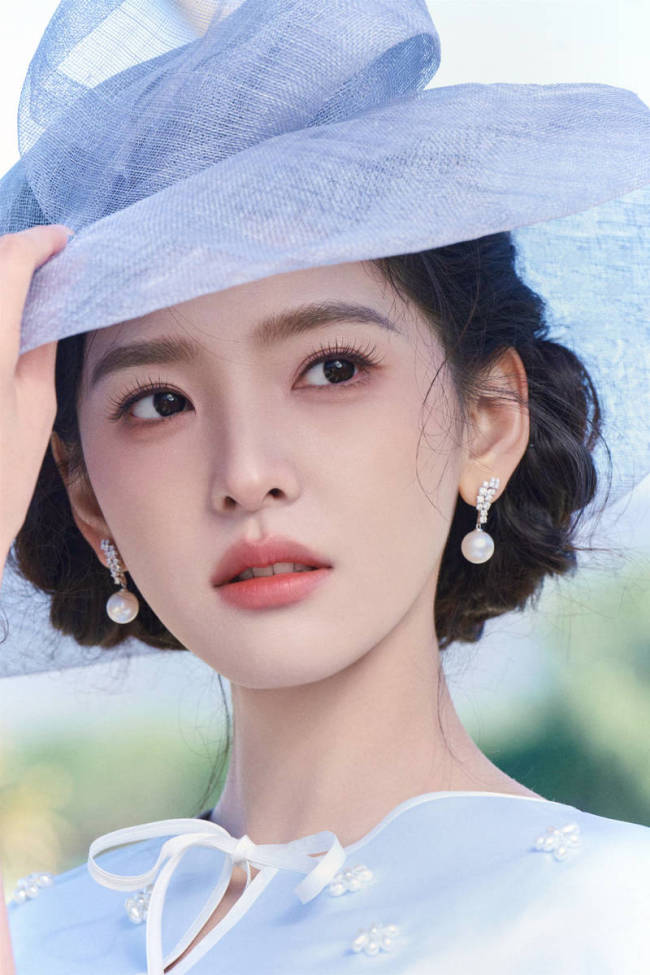 章若楠穿白色长裙化身民国千金 抚摸小马动作温柔