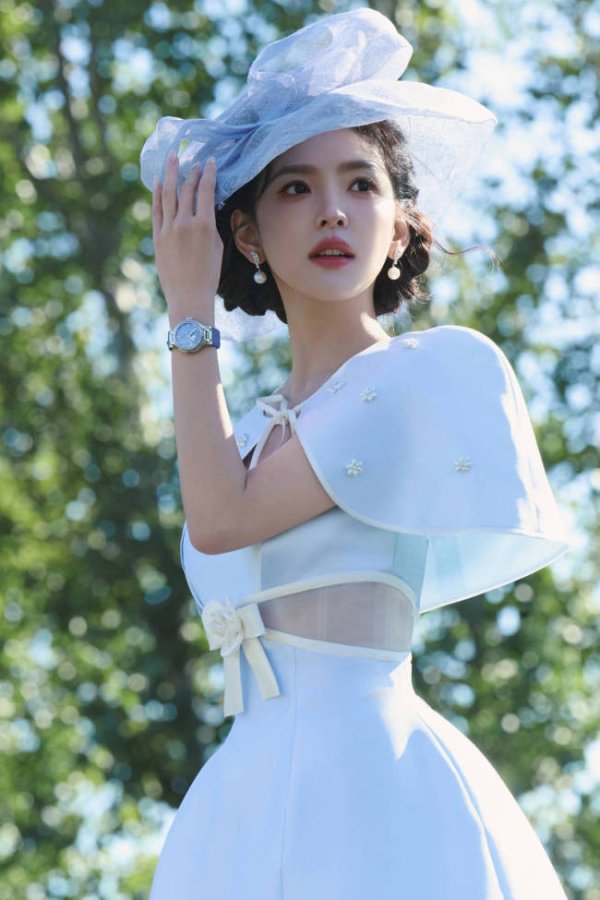 同花配资 章若楠穿白色长裙化身民国千金 抚摸小马动作温柔