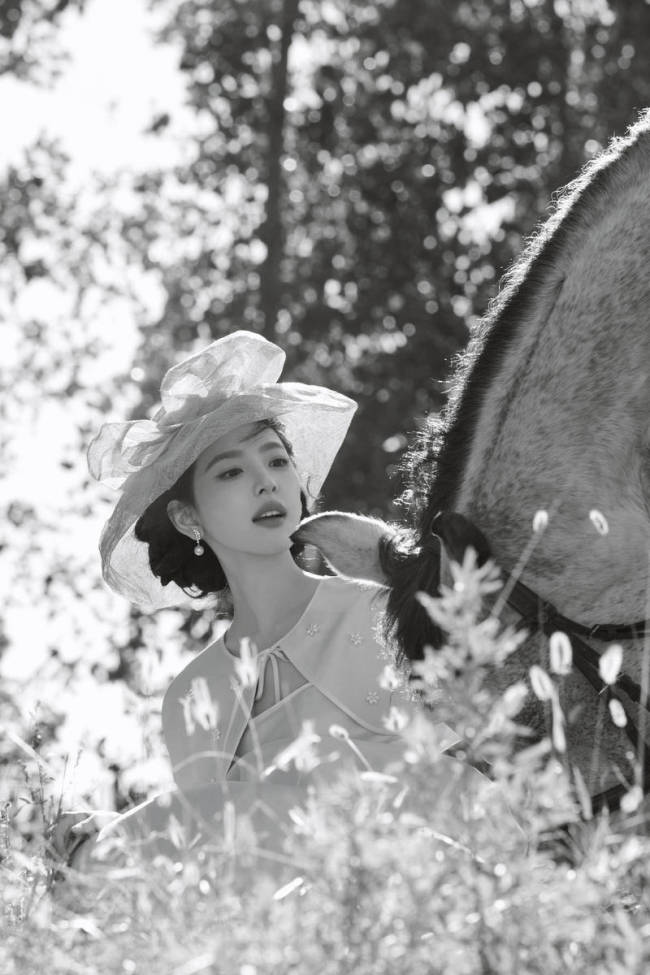 章若楠穿白色长裙化身民国千金 抚摸小马动作温柔