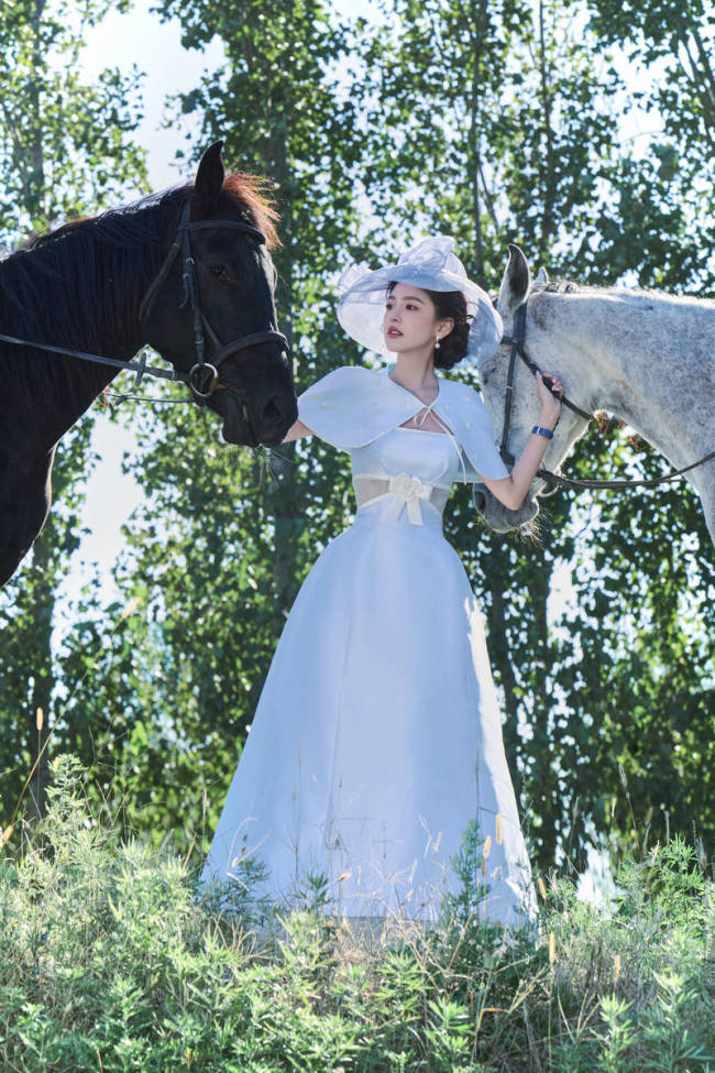 章若楠穿白色长裙化身民国千金 抚摸小马动作温柔