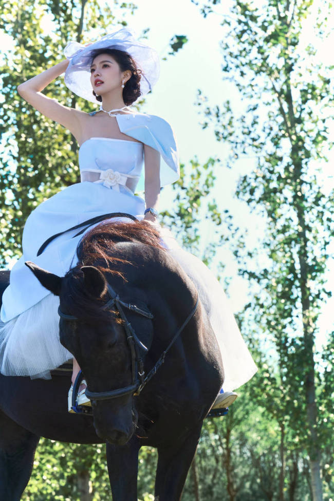 章若楠穿白色长裙化身民国千金 抚摸小马动作温柔