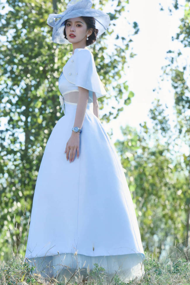 章若楠穿白色长裙化身民国千金 抚摸小马动作温柔