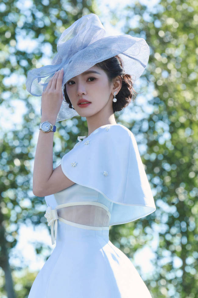 章若楠穿白色长裙化身民国千金 抚摸小马动作温柔