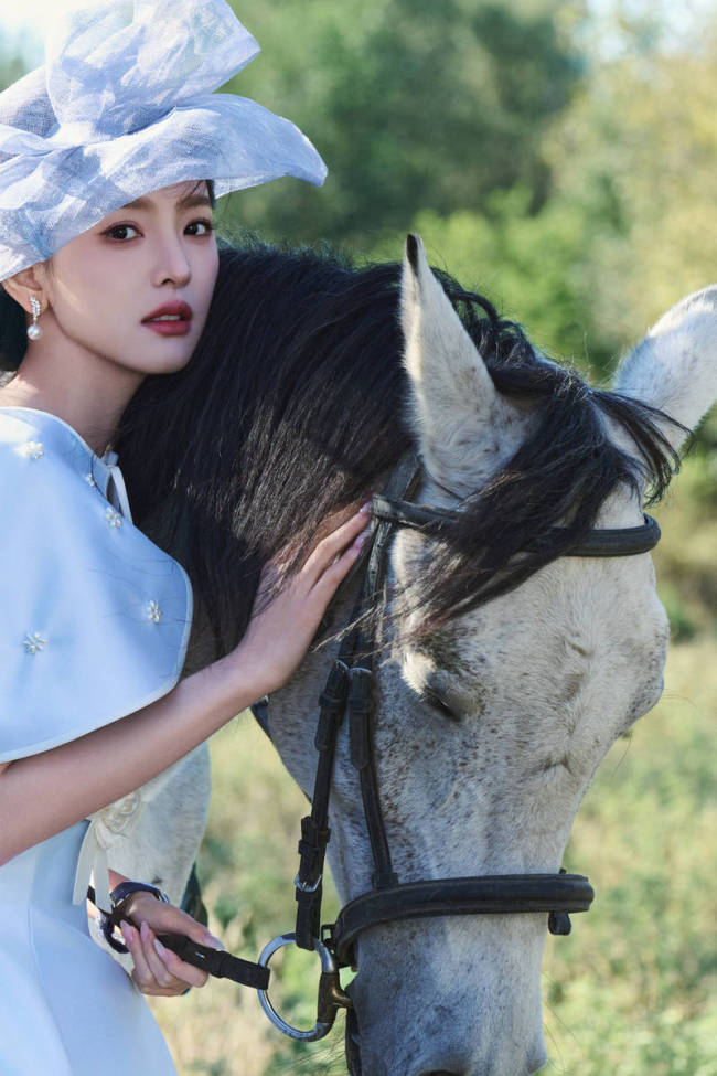 章若楠穿白色长裙化身民国千金 抚摸小马动作温柔